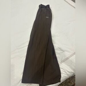 ALO Yoga accolade straight leg sweatpants in espresso